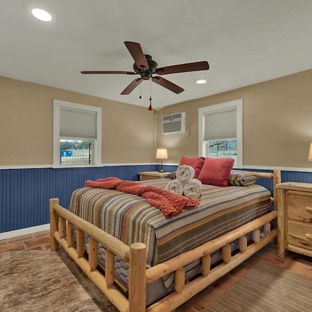 Ohana Ranch Cabin - 12 Minutes To Historic Main St Fredericksburg Bagian luar foto
